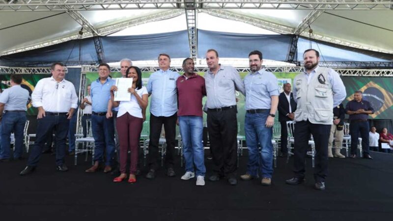 Familias campesinas reciben títulos de propiedad rural