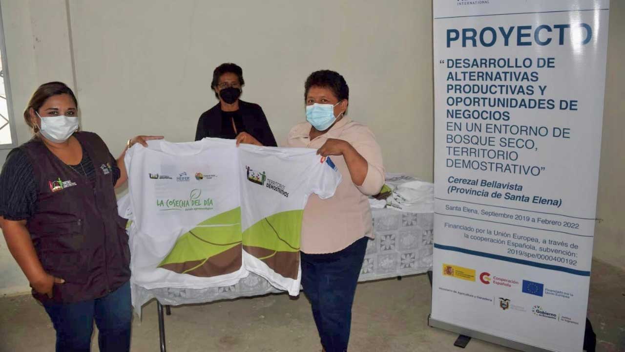 Miembros de la feria “La Cosecha del Día” reciben kits de indumentarias por parte de Heifer y MAG