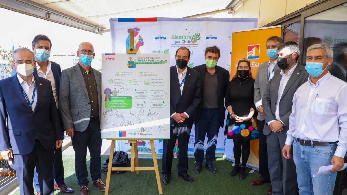 Ministerio de Agricultura y BancoEstado acuerdan crédito blando de hasta 5 mil pesos para insumos de agricultores cerealeros