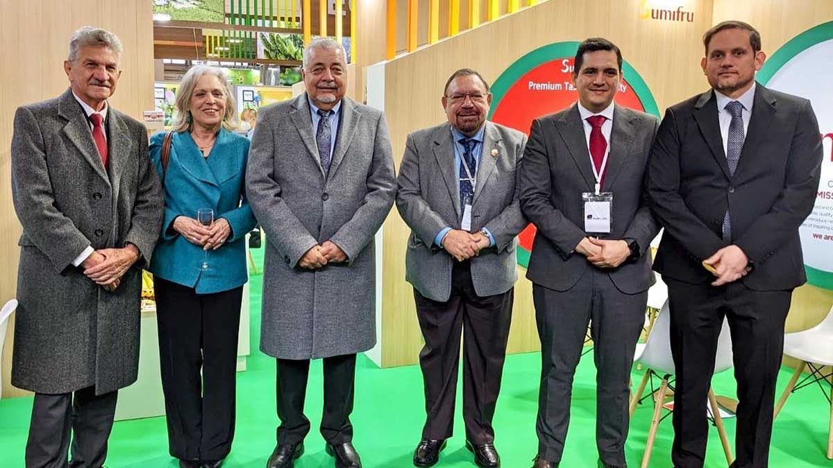 Ministro Álava mantiene reuniones en Alemania para solicitar el precio justo del banano