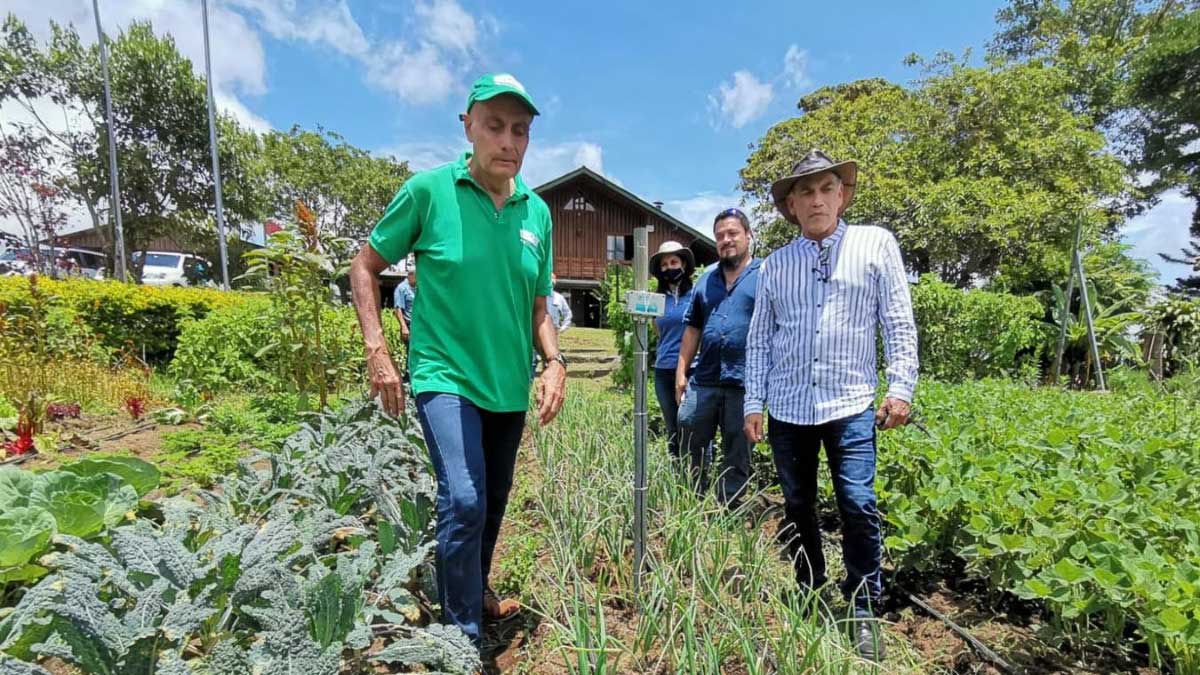 Ministro de Agricultura visita proyectos del programa de capacitación en agricultura de precisión