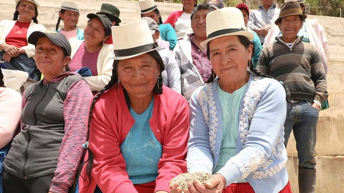 Prefectura entrega semillas de pasto a las comunidades de San Francisco de Biolán y Colepato