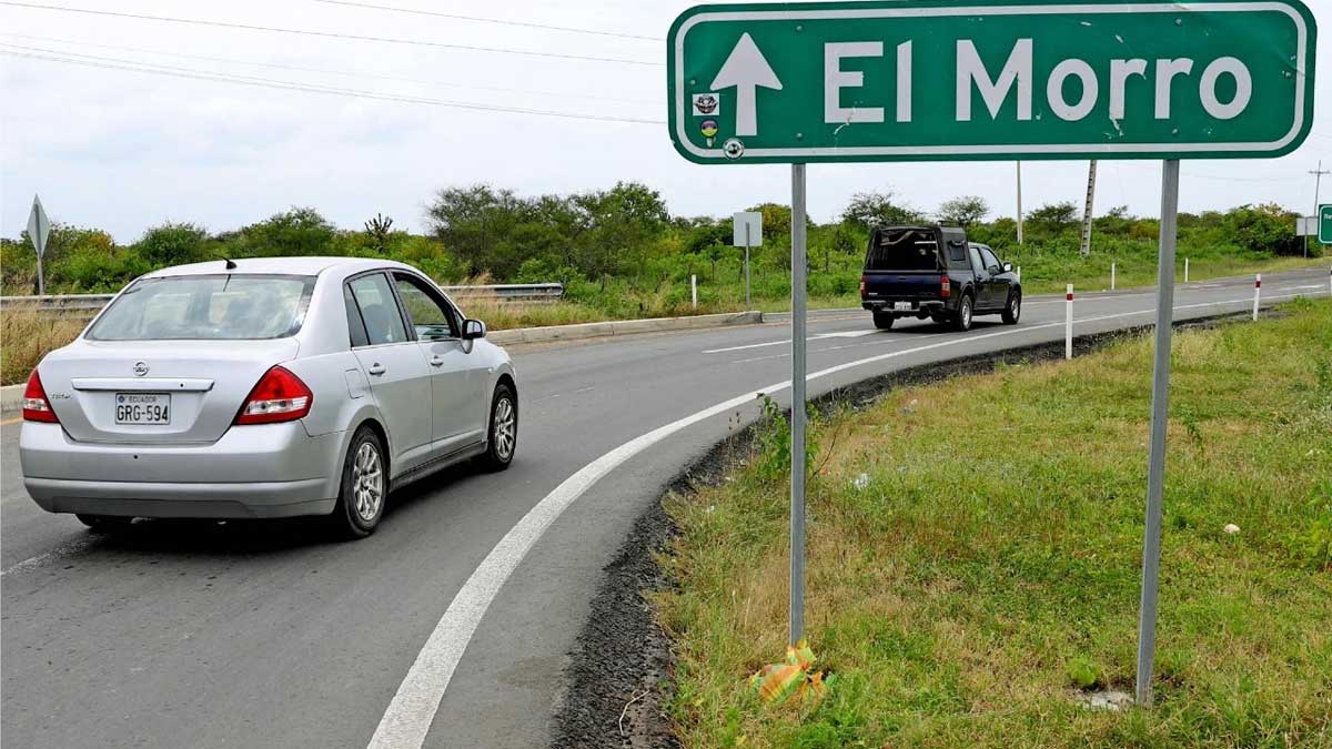 Prefectura trabaja en el asfaltado de vías en la parroquia El Morro