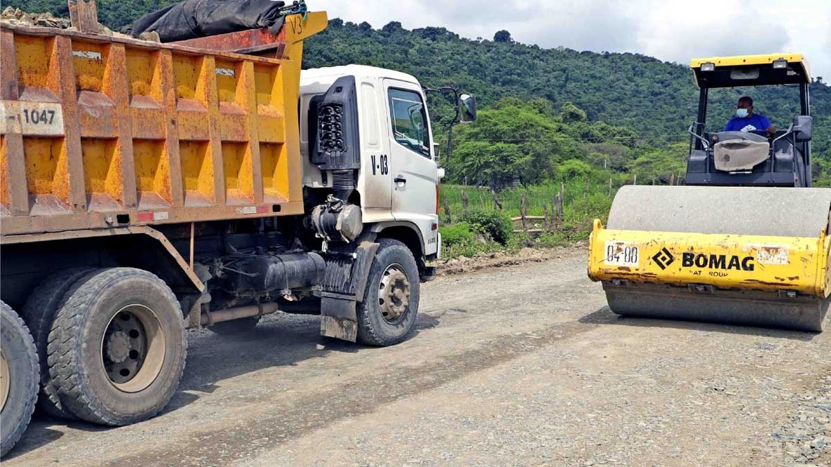 Prefectura trabaja en los caminos vecinales de la parroquia Los Lojas
