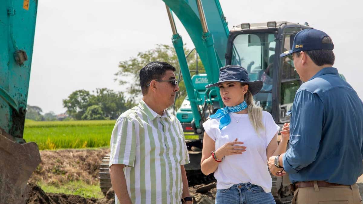 Prefecta Susana González junto al alcalde Cañizares supervisan vías en Daule