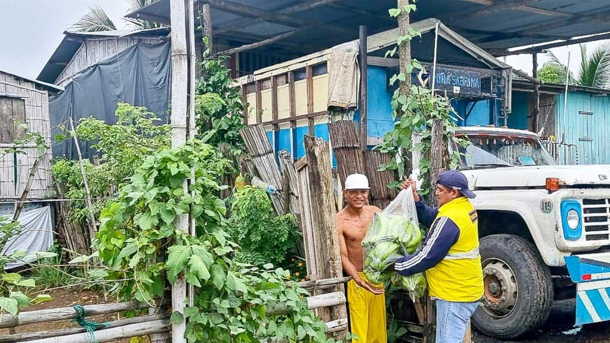 Prefectura entregó fundas de banano a  familias de Babahoyo