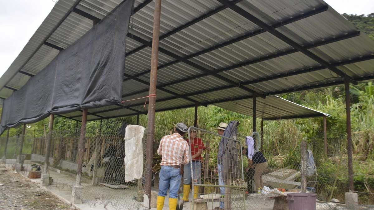 Prefectura trabaja en la construcción de establos en Centinela del Cóndor