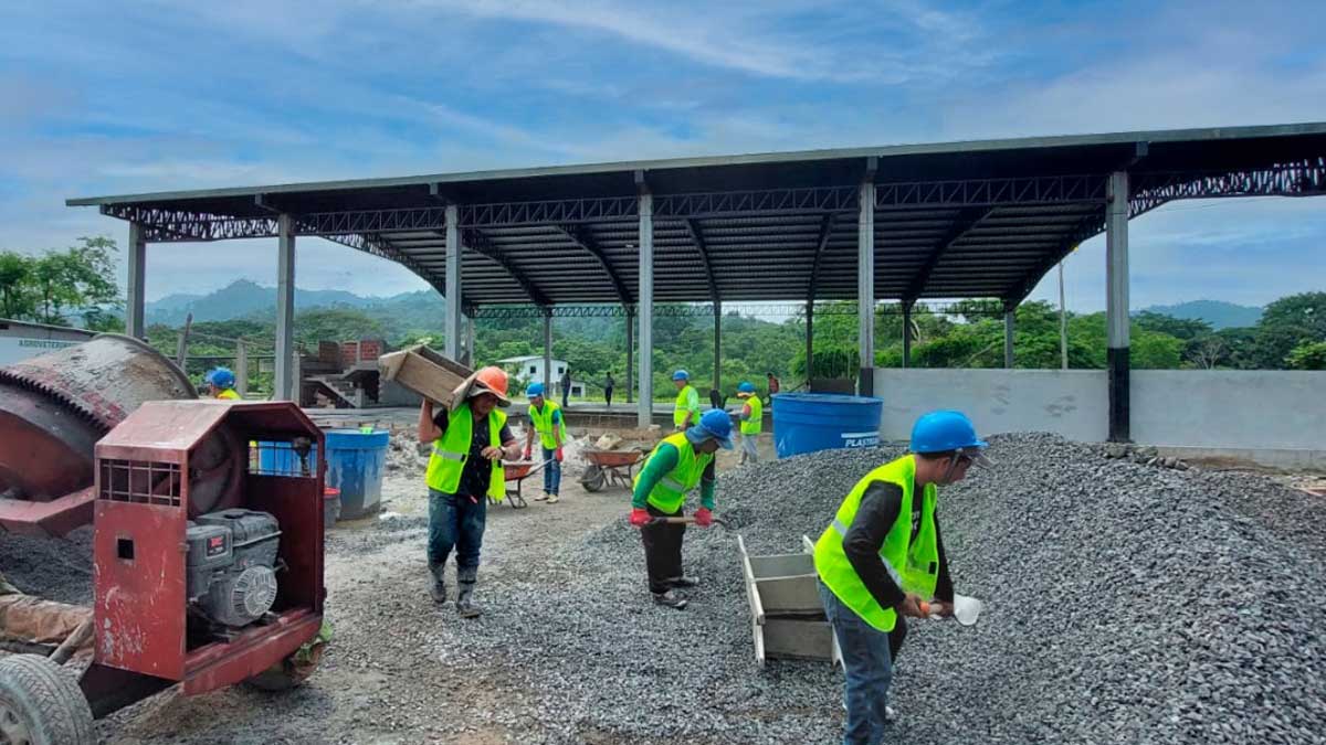 Se construye pista múltiple de servicios ganaderos