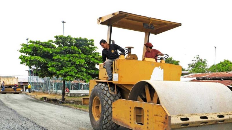 Se trabaja en el mejoramiento de vías en recintos de Daule
