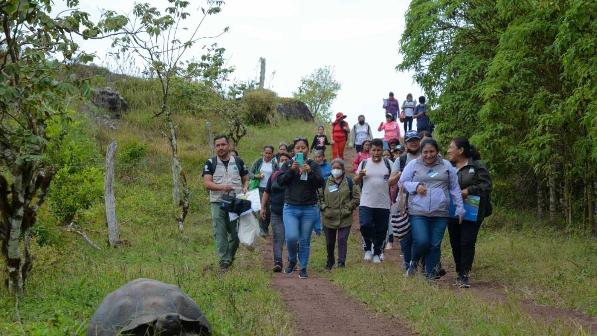 Guardaparques aportan conocimientos en el Instituto de Formación Docente