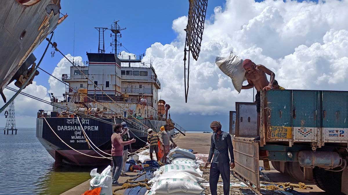 India tiene amplias reservas de arroz, no hay planes para frenar las exportaciones, dice el secretario de alimentos