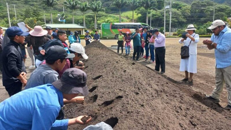 Motivan a estudiantes a practicar la agricultura orgánica