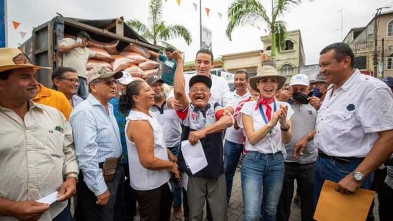 Prefecta Susana González, entregó semillas certificadas a arroceros de Samborondón