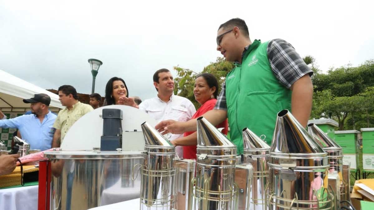 Prefectura entrega insumos y herramientas a apicultores de la provincia