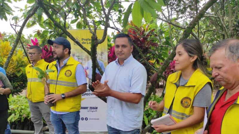 Prefectura entrega plantas de cacao a productores de la parroquia Puerto Pechiche
