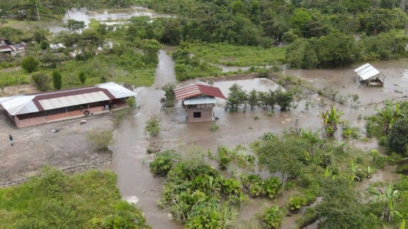 Familias afectadas por el desbordamiento del río Pastaza reciben ayuda