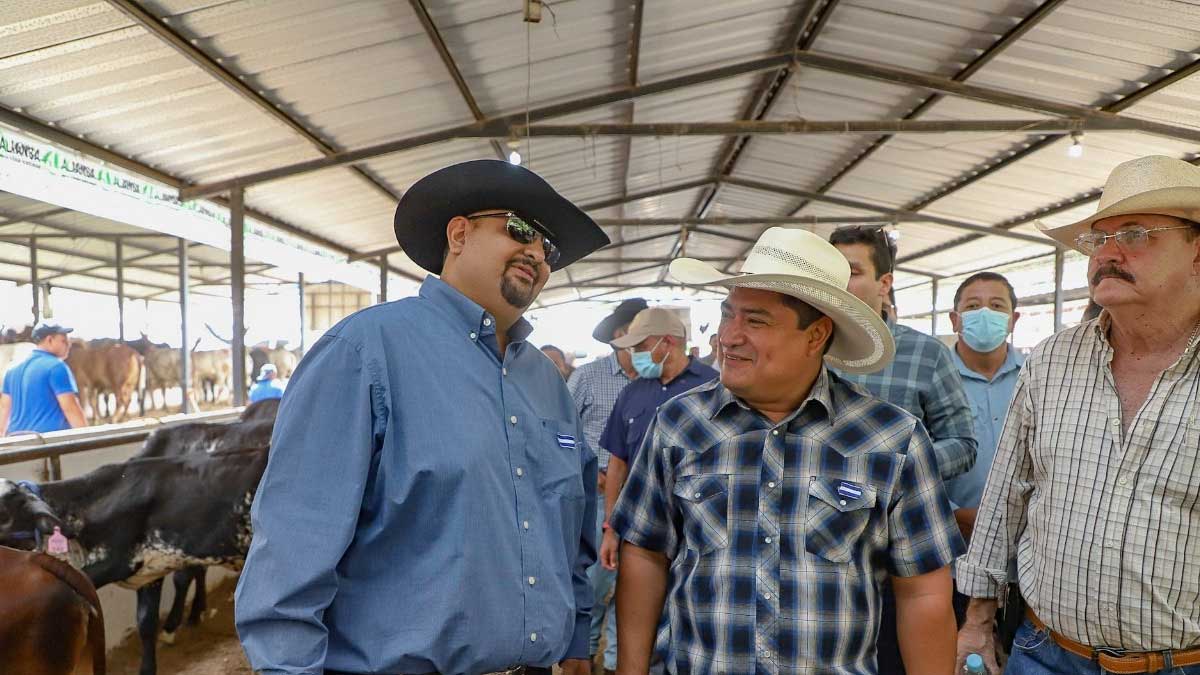 Ministro Enrique Parada inaugura la Feria ganadera Señora de Santa Ana