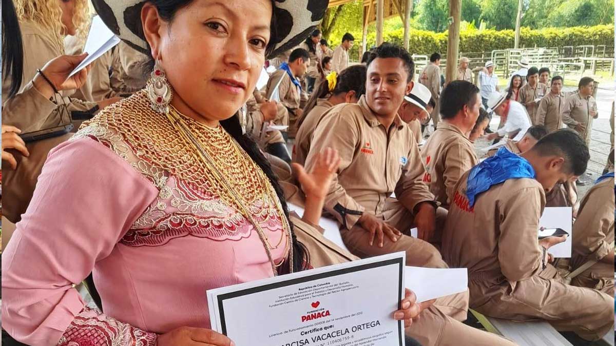Productora del cantón Saraguro se gradúa como técnico-agropecuaria en Colombia