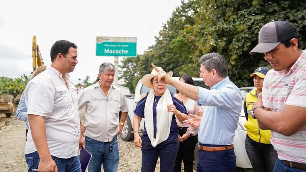 Trabajo de asfaltado de vias benefician a agricultores