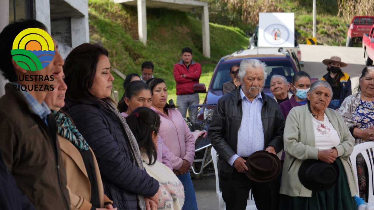 Ganaderos del cantón Sevilla de Oro reciben maquinarias