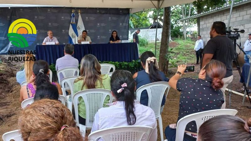 Ministro Parada se reúne con productoras de café