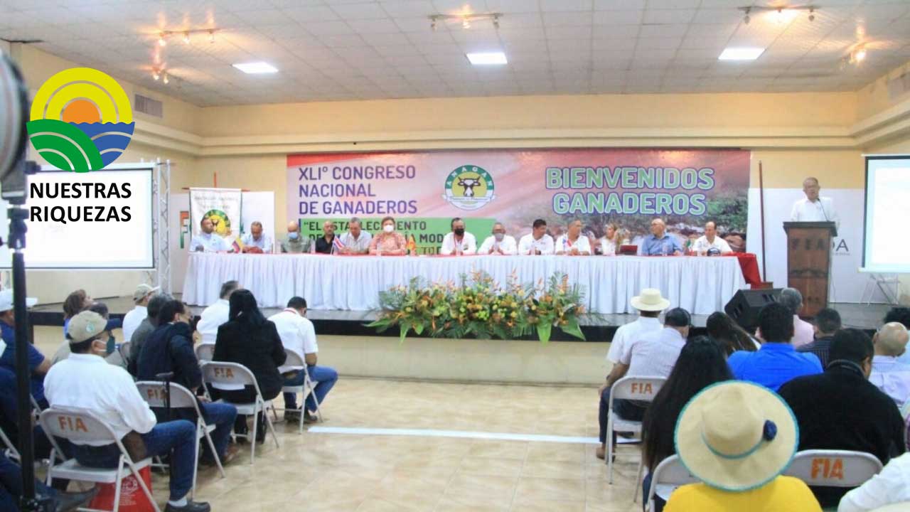 Ministro Valderrama participa en el Congreso Nacional de Ganaderos 