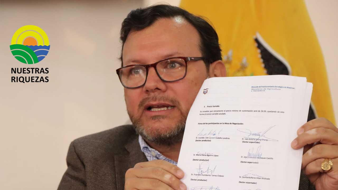 Ministro Manzano denunciará en Fiscalía que MAG constaba como productor de banano
