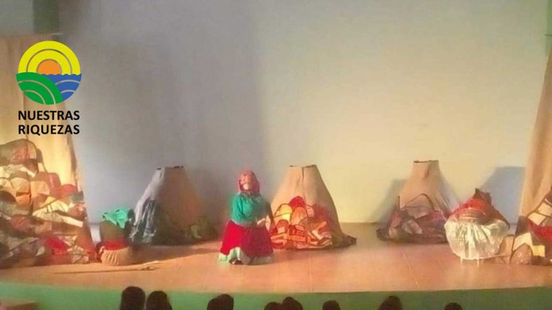 La obra artística “Papakuna” se presentó en la Unidad Educativa Sígsig