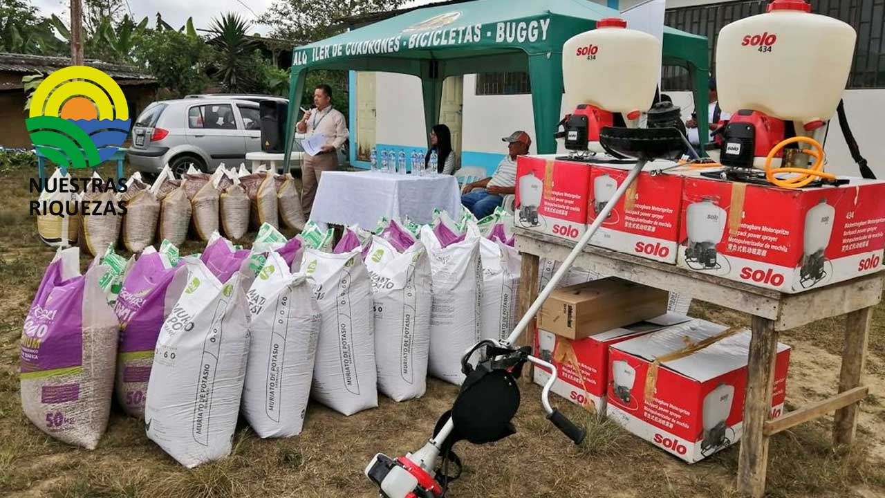 Productores de El Oro reciben agro insumos, como parte del Proyecto de Irrigación Tecnificada 