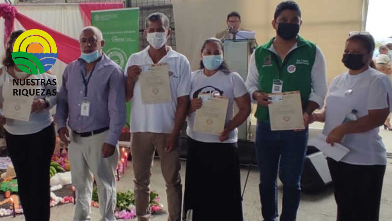 Productores de Pangua se benefician con certificados de la AFC y títulos de tierras 