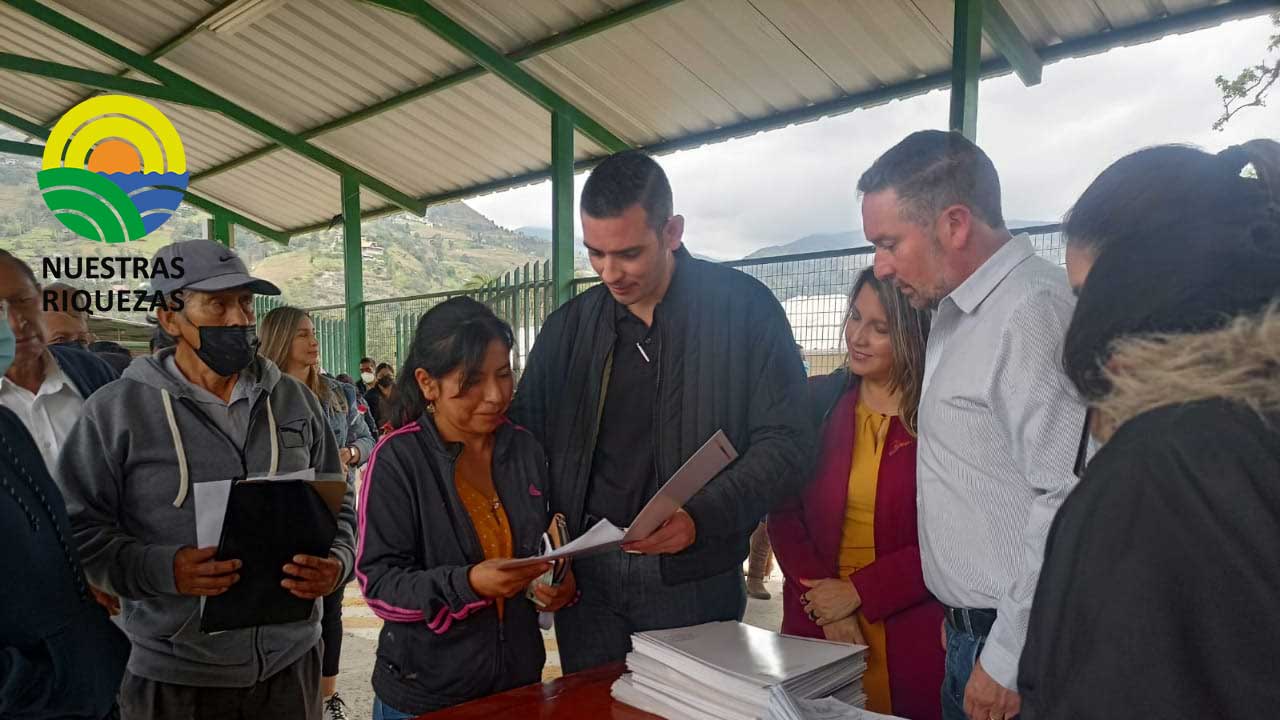 300 títulos legalizados fueron entregados en la provincia de Azuay 