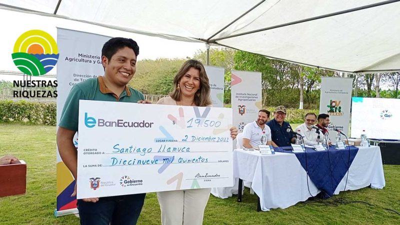 Joven rural de Saquisilí recibe apoyo para ejecutar su proyecto de agricultura hidropónica 
