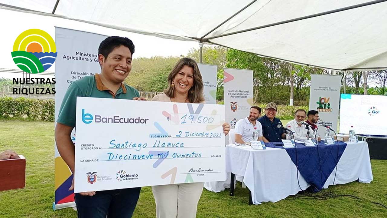Joven rural de Saquisilí recibe apoyo para ejecutar su proyecto de agricultura hidropónica 