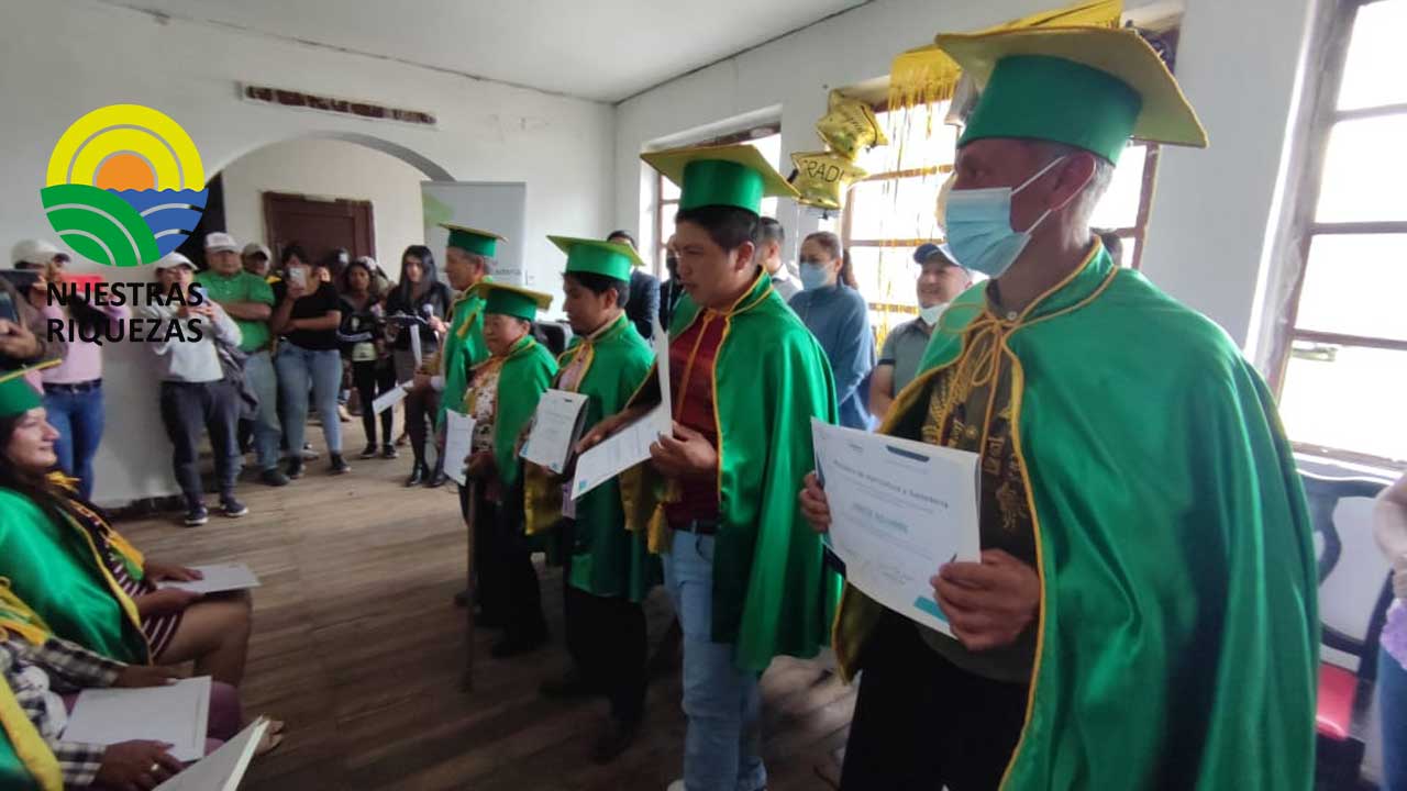 Pequeños ganaderos de Pichincha se gradúan de la primera Escuela de Formación Pecuaria 