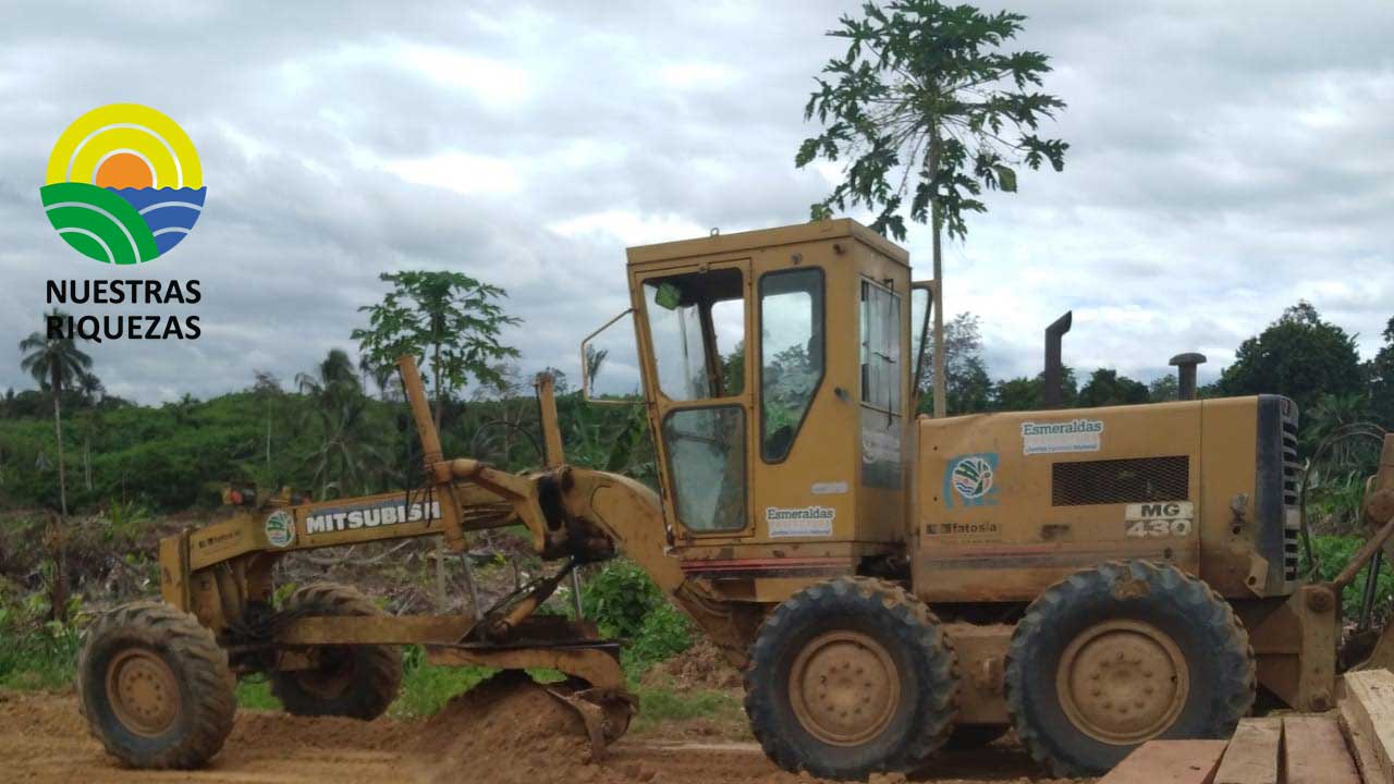 Prefectura de Esmeraldas continúa mejorando la vía el reposo – El Tope, en el cantón Eloy Alfaro. 