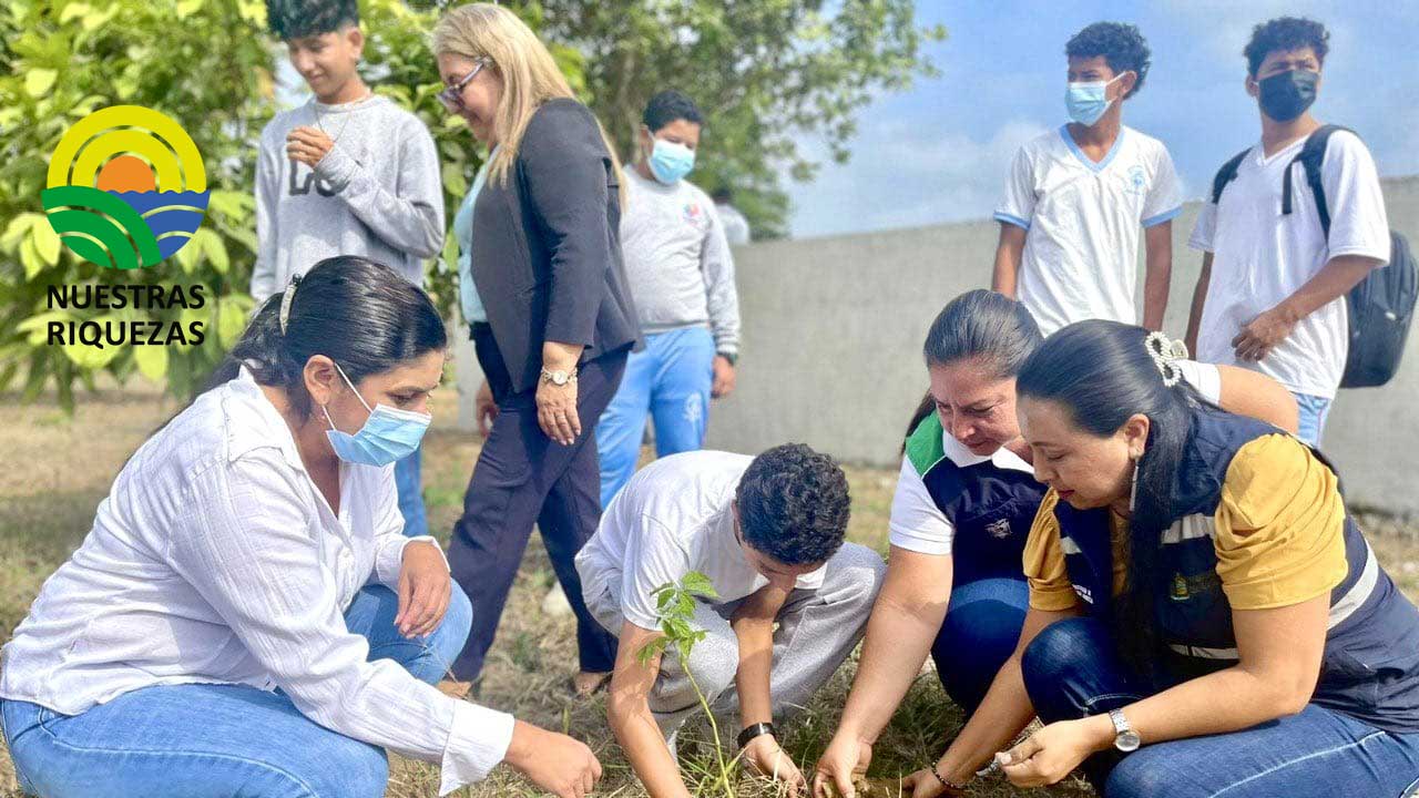 Prefectura de Los Rìos entregan 300 plantas a unidades educativas 