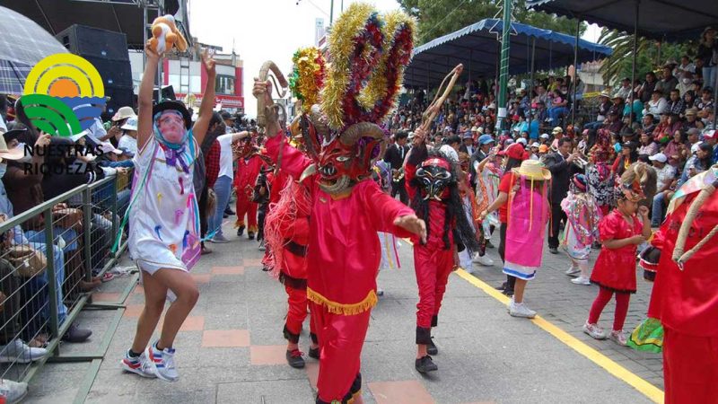 Cientos de guarichas, capariches, entre otros personajes, se tomaron las calles de Píllaro en el primer día de la Diablada 