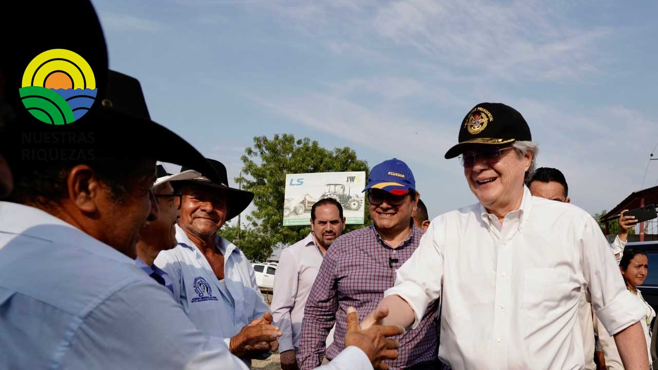MAQUINARIA, INSUMOS Y TÍTULOS DE PROPIEDAD ENTREGÓ EL PRESIDENTE LASSO A AGRICULTORES EN GUAYAS