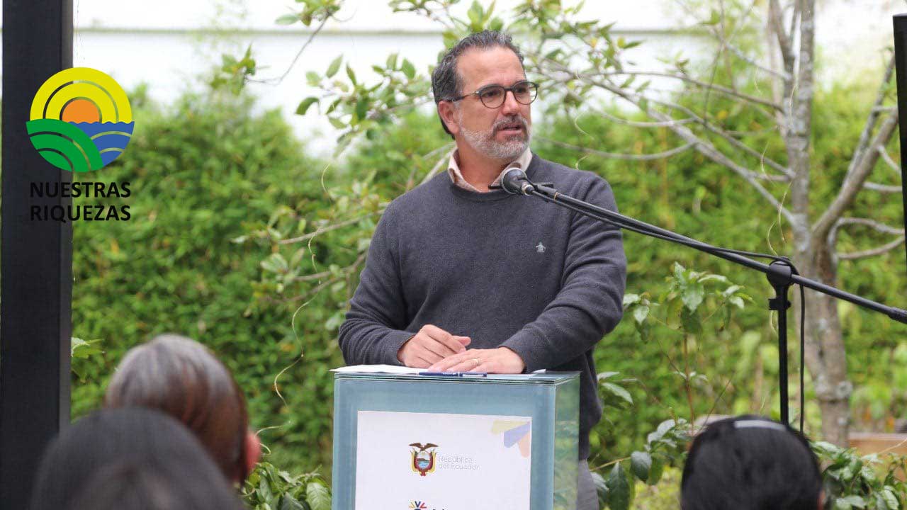 Ministerio de Ambiente junto al SRI anunciaron incremento al impuesto redimible de botellas plásticas  