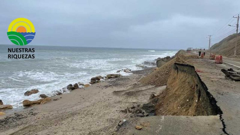 Parte de la vía en Las Piñas, en Manabí, fue afectada por el fuerte oleaje 