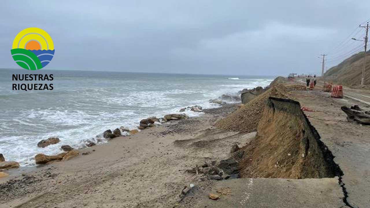 Parte de la vía en Las Piñas, en Manabí, fue afectada por el fuerte oleaje 