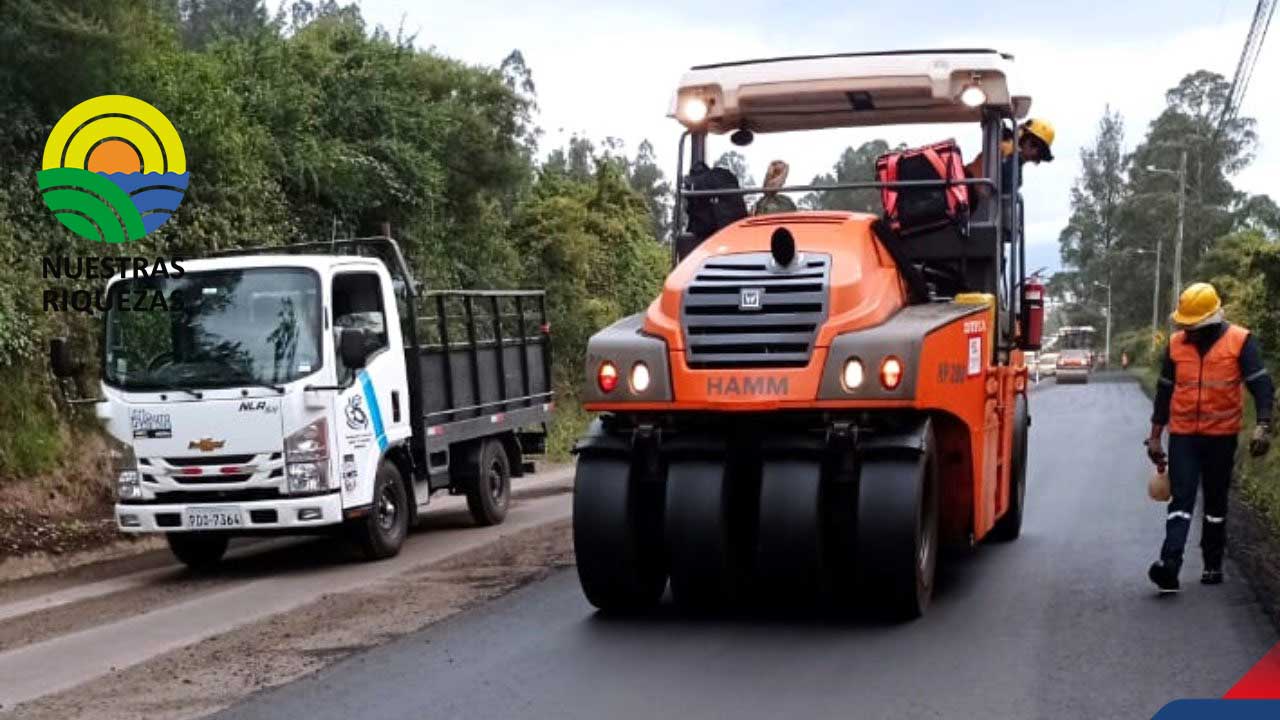 Prefectura de Pichincha trabaja en  la repavimentación de la vía Intervalles 