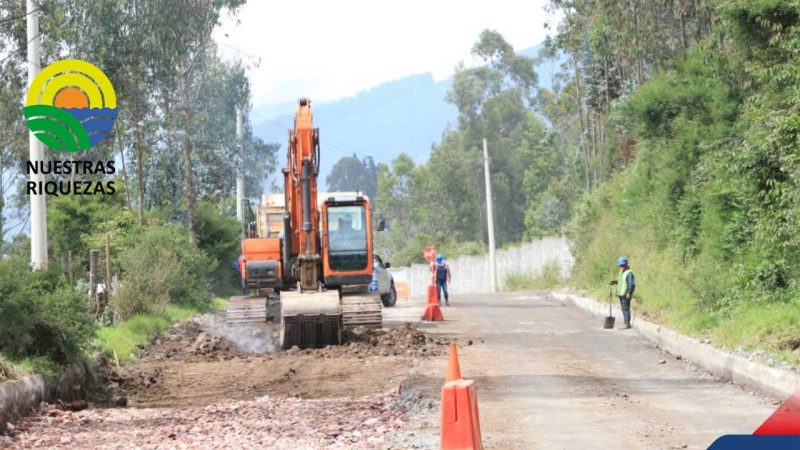 Prefectura de Pichincha informa quelLa vía Cashapamba-Loreto tiene un avance del 70%! 