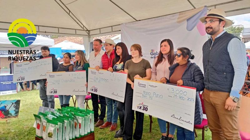 176 productores de Azuay se benefician con títulos de propiedad de tierras