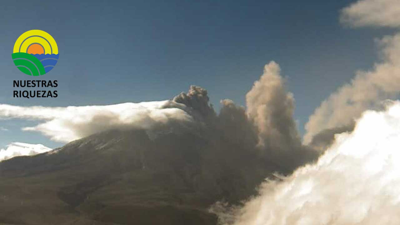 Caída de ceniza en comunidades de Latacunga