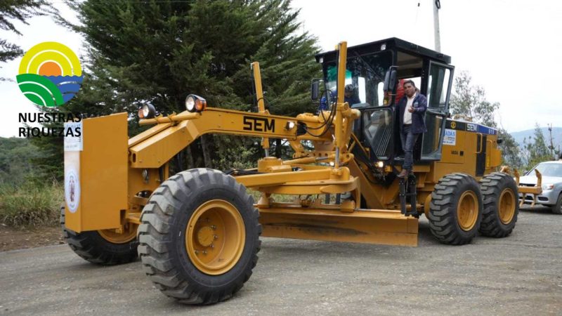 El Gobierno Provincial del Azuay Entregó una motoniveladora en la parroquia Jadán para el mantenimiento de las vías del sector productivo del cantón Gualaceo.