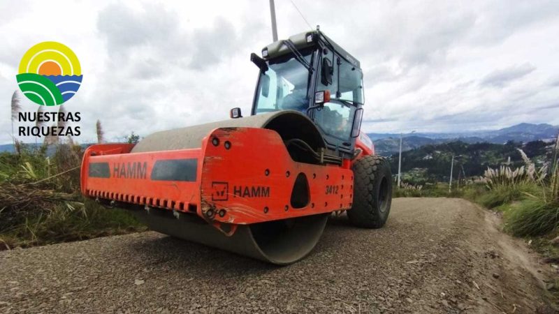 Gobierno Provincial de Azuay trabaja en el mantenimiento de vías