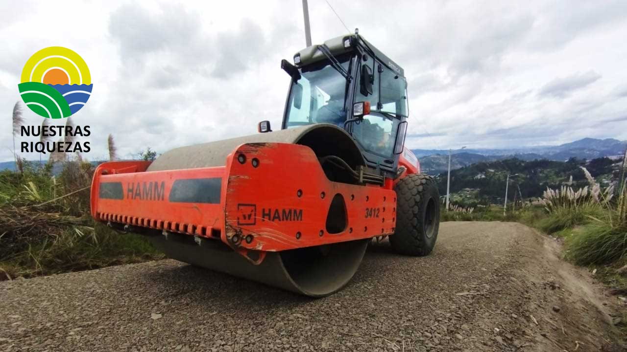 Gobierno Provincial de Azuay trabaja en el mantenimiento de vías