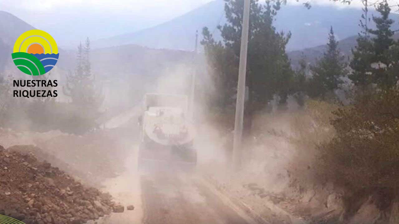 La Prefectura de Pichincha dio mantenimiento a la vía Piango – Coyagal, en la parroquia Puéllaro.