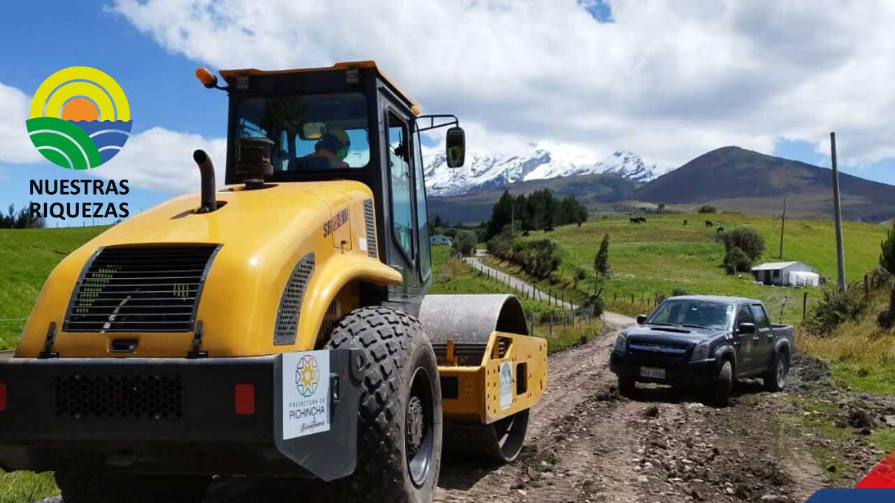 La Prefectura de Pichincha ejecutó la reconformación de 2.5 kilómetros de cunetas, calzada y rasanteo